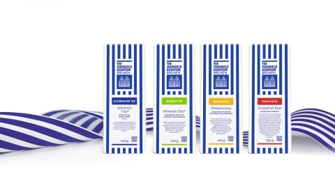 Ein Bild von vier blau-weiß gestreiften Teepackungen.